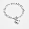 Detaillierte Makroansicht vom Herzanhänger mit OT-Verschluss und ovaler Gliederkette - Herz OT Armband (572) / Stahlfarben