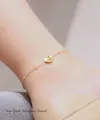 Fußkettchen aus 18K vergoldetem Titanstahl mit Herzanhänger und zarten Perlen - Fußkettchen / Gold