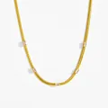 Goldene Schlangenkette mit fünf rechteckigen Zirkonia-Steinen auf weißem Hintergrund - Weiße Zirkonia Goldene Halskette / Gold