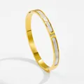 Eleganter 18K vergoldeter Titanstahl-Armreif mit weißem Muscheleinleger und drei kleinen Diamanten - Stil mit drei Strasssteinen und weißer Muschel (4022) / Gold