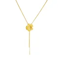 Elegante goldene Blumenhalskette mit gebürsteter Textur und langen Quasten auf weißem Hintergrund - Goldene Blumenanhänger-Halskette (862) / Gold