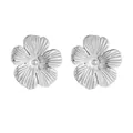 Pendientes de flor plateados con pétalos plisados y perla central para mujer - Pendientes de Botón de Flor Plateada (7705)