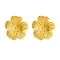 Detailansicht goldener Blumenohrringe mit strukturierten Blütenblättern und Goldperle - Goldene Blumen-Ohrstecker (7725) / Gold