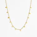 Collar de acero de titanio dorado con pequeños colgantes de gotas de agua en fondo blanco - Collar / Dorado