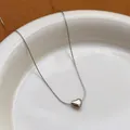 Minimalistische silberne Herz-Anhänger-Halskette aus Edelstahl auf einer Keramikschale - Stahlfarbe Mini Herz Stil (8195)