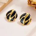Vintage unregelmäßige quadratische Ohrstecker mit schwarzem Emaille und Goldmuster - Unregelmäßig Oval Schwarz