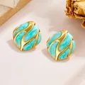 Vintage quadratische Goldstecker mit blauer Marmor-Emaille auf beigem Steinsockel - Unregelmäßig Oval Hellzyan