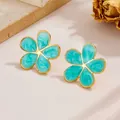 Elegante goldene Blumenohrringe mit grün marmorierten Emaille-Blütenblättern auf Textur - Blaue Blütenblatt Ohrstecker / Blau