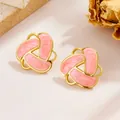 Vintage Dreieck-Ohrstecker aus Gold mit rosa Emaille-Marmorierung im französischen Stil - Kreuz Dreieck Hellrosa Emaille