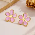 Makroaufnahme goldgefasster Blütenohrstecker mit rosa Emaille im Marmor-Design - Lila Blütenblatt Ohrhänger / Hellviolett