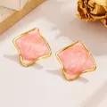 Unregelmäßige Ohrstecker mit rosa Marmoremaille und goldenem gewelltem Rand im Retro-Stil - Rosa