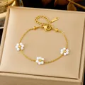 18K vergoldetes Edelstahlarmband mit zarten weißen Perlenblumen und S.Steel-Anhänger - Drei Perlen Blumen Armband (5389)