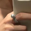 Luxe brede zirkonia ring met zilvergrijze parel in een stijlvolle lifestyle spiegelopname - Grijze Parel Ring (D3-41) / Grijs