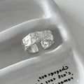 Makroaufnahme eines verstellbaren Sternenrings mit gehämmerter Metalltextur Finish - Breite Ringschiene (5573601459019) / Silber