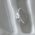 Detailansicht des verstellbaren Sternrings mit strukturierter Silberoberfläche auf Keramik - Schmale Ringschiene (5573601459020) / Silber