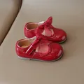 Zapatos Mary Jane de charol rojo para niñas con lazo de malla y detalles calados - 16 / Burdeos