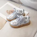 Sneakers argento per bambini con motivi floreali e suola in gomma antiscivolo - EU 27 / Argento