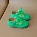 Zapatos Mary Jane de charol verde vibrante para niñas con lazo y bordes ondulados - 16 / Verde