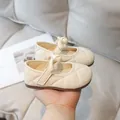 Cream Mary Jane shoes for girls featuring quilted patterns and a stylish knot detail - EU 21 / Beige