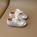 Zapatos Mary Jane plateados para niña con lazo grande de tul y detalles calados - 16 / Plateado
