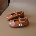 Brown girls Mary Jane shoes with glossy finish and delicate pearl charms - EU 21 / Brown