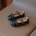 Glossy black Mary Jane shoes for girls with a bow, scalloped trim and heart buckle - EU 21 / Black