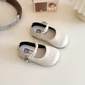 Zapatos Mary Jane para niña blanco crema con flor de camelia y detalles de perlas - 19 / Beige