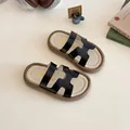Mädchen Sandalen in Schwarz mit H-Riemen, beigem Fußbett und dicker brauner Sohle - EU 21 / Schwarz