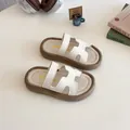 Kinder-Sandalen aus weißem Kunstleder mit weicher brauner Gummisohle und H-Design - EU 21 / Beige