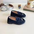 Dunkelblaue Wildleder-Slipper für Mädchen mit goldenem Anhänger und eleganter Schleife - 24 / Blau