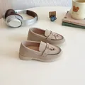 Beige Wildleder-Loafer für Kinder mit Fransenquaste und Metallschnalle im Vintage-Stil - 21 / Beige