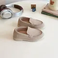 Kinder-Slipper aus beigem Wildleder mit weißen Nähten für einen lässigen Herbst-Look - Größe 21 / Beige