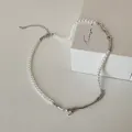 Dettaglio della collana di perle e metallo argento irregolare con chiusura a moschettone - Tono Argento Placcato Oro / Collana d'Argento