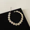 Pulsera de discos de plata cepillada con cierre de langosta ajustable y colgante de gota - Disco / Pulsera / Plateado