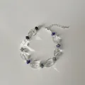 Makroaufnahme von klarem Kristallarmband mit blauen Steinakzenten und Silberverschluss - Blauer Stein Ovalperlen Stil (Stil 13)