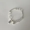 Detail des Kristallperlenarmbands mit S925 Silberanhänger und You Deserve Me Gravur - Quadratischer Perlenanhänger-Stil (Stil 5)