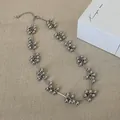 Detailansicht der silbernen Perlenkette mit runden Metallclustern und Karabinerverschluss - Silberne Halskette Vergoldet / Silber