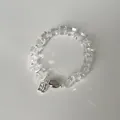 Detail eines klaren Kristallperlenarmbands mit silbernem Metallverschluss und Anhänger - Würfelgeschliffener Kristall-Stil (Stil 8)