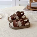 Sandalias de plataforma marrón oscuro para niños con correas cruzadas y cierre de velcro - EU 21 / Marrón