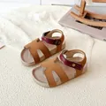 Kinder-Sandalen aus braunem Wildleder mit rotem Riemen und H-Ausschnitt-Design - EU 22 / Braun