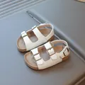 Kinder Birkenstock-Stil Sandalen in Weiß mit Doppel-Metallschnallen und weicher Korksohle - EU 22 / Beige