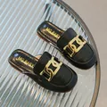 Mädchen Pantoletten in Schwarz mit Krokoprägung und dekorativer goldener Kette - 26 / Schwarz