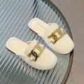 Beigefarbene Pantoletten für Mädchen mit Krokoprägung und goldener Metallschnalle - 26 / Beige