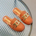 Mädchen Pantoletten in Orange mit goldener Schnalle und bequemer flacher Sohle - 27 / Braun