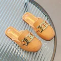 Mädchen Pantoletten in Apricot mit Krokoprägung und dekorativer goldener Kette - 26 / Camel