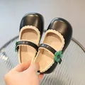 Scarpe Mary Jane da bambina in bianco e nero con fiore verde e suola morbida - EU 21 / Nero