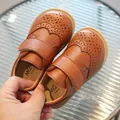 Zapatos brogue marrones para niños con velcro y diseño hueco de estilo vintage - EU 21 / Marrón