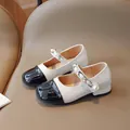 Classic black and white patent leather Mary Jane shoes for girls with pearl chain detail - EU 27 / White