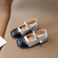 Girls' Mary Jane shoes with silver leather, black toe cap, and pearl chain detail - EU 27 / Silver