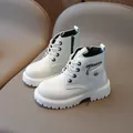 Botines martin beige para niña con detalle de bolsillo y suela de goma blanca gruesa - EU 21 / Beige